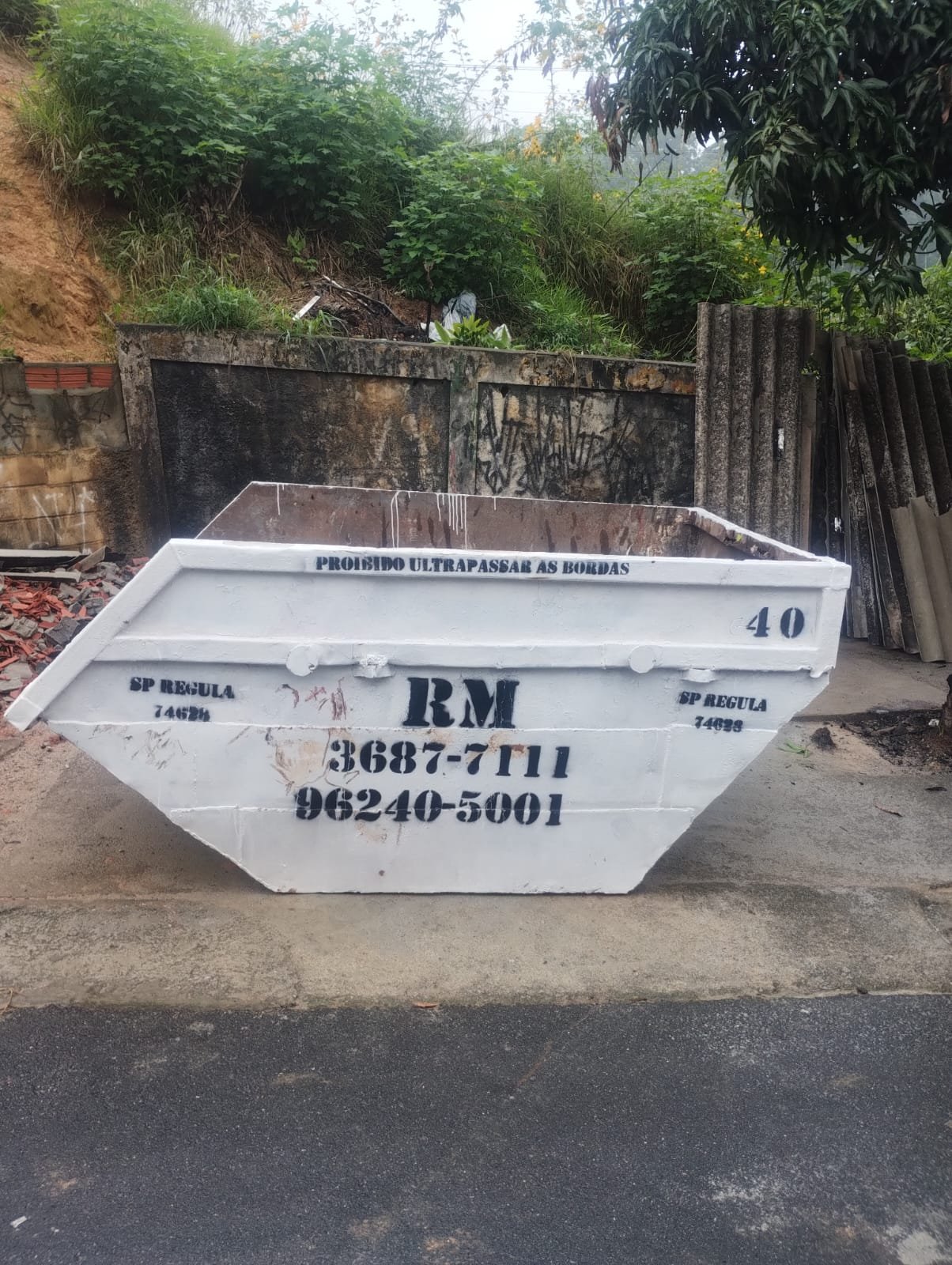 Caçamba estacionária da RM posicionada para coleta